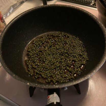 山椒の実の佃煮は買うと高いので自分で作ってみようと思い、このレシピにたどり着きました。市販のものよりピリリと辛い美味しい佃煮ができました。
